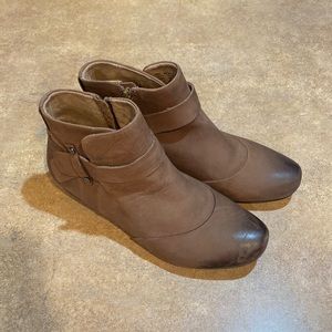 Women’s Taos boots size 9